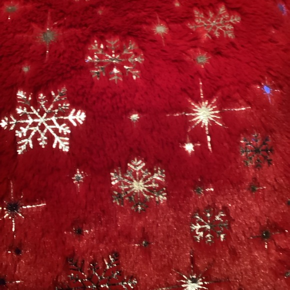 NWOT Pair of Red & Gold Square Holiday Pillow Covers. Size:18x18. - Picture 4 of 8